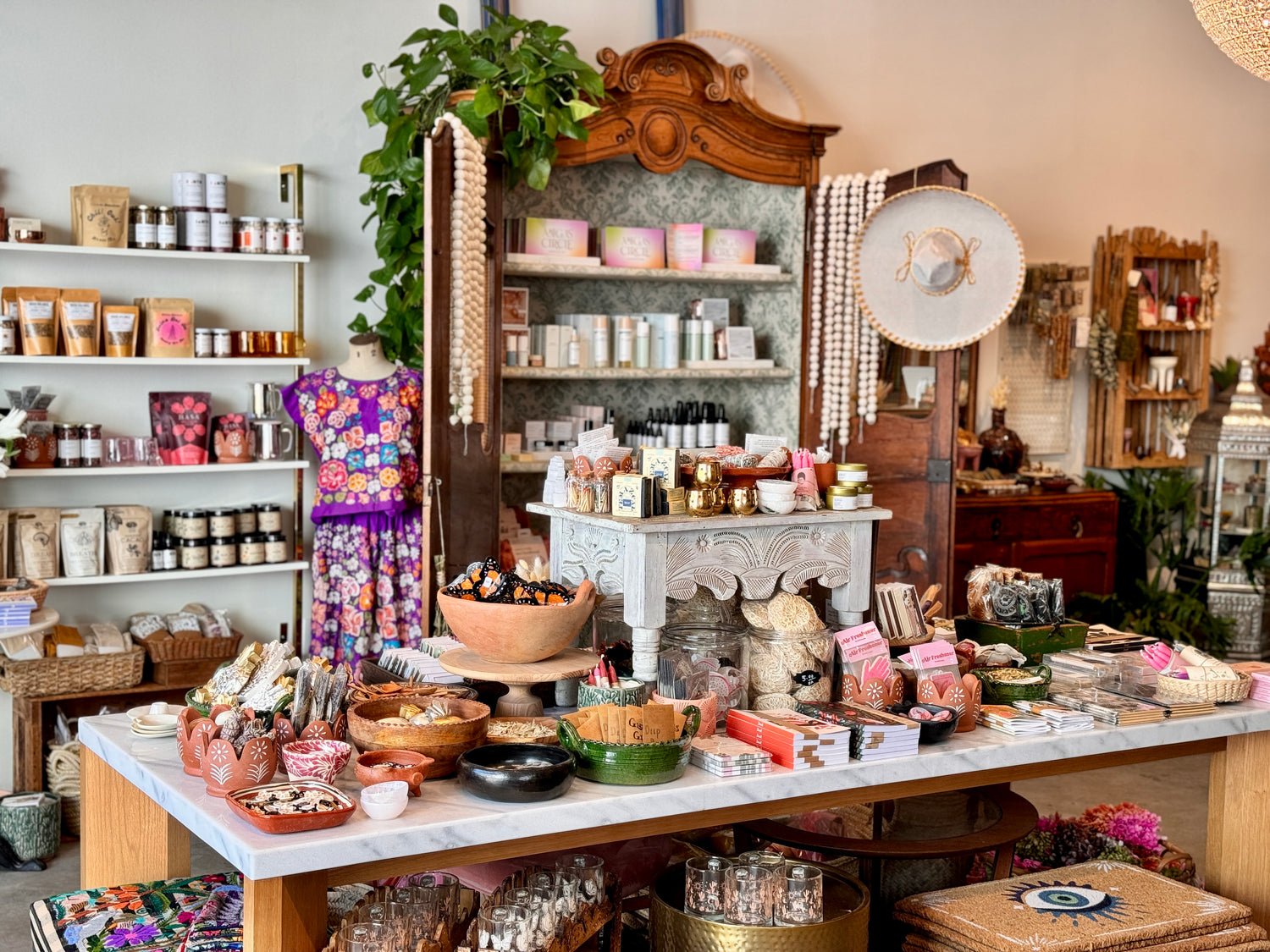 Table displays inside of Casa Palma Dulce